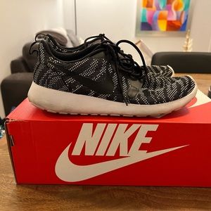 Nike Roshe - Black / White Woven